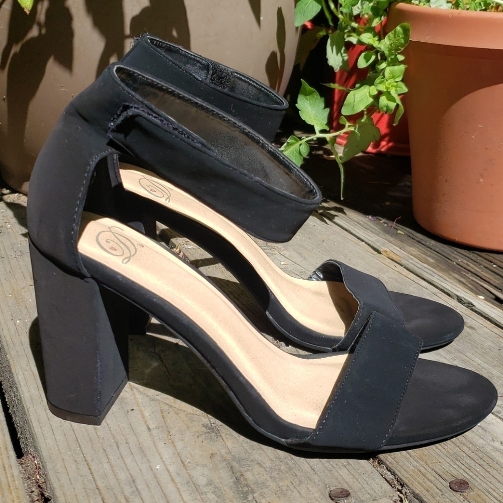 Delicious black ankle strap Heels  Black 7.5